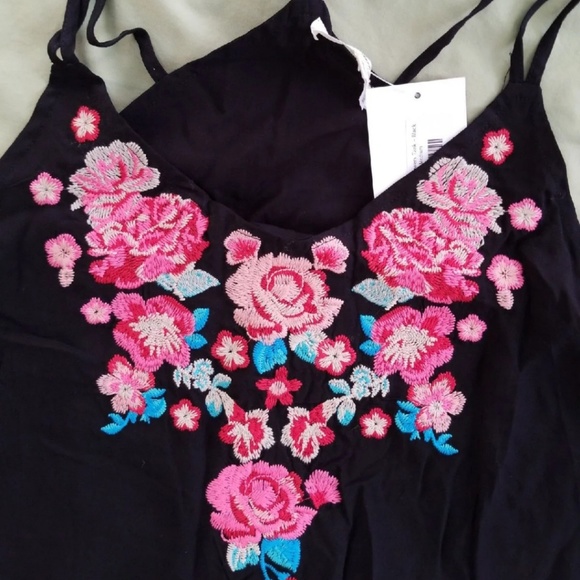NWT Embroidered Tank - Picture 2 of 3